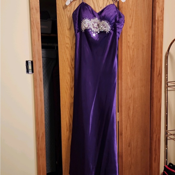 Gown - Picture 2 of 2